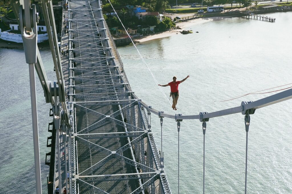Atleta tenta recorde mundial sobre a Ponte Hercílio Luz em Florianópolis - Foto: Reprodução/Arquivo pessoal/Rafa Bridi