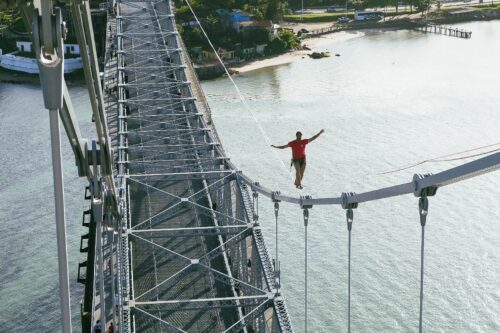 Atleta tenta recorde mundial sobre a Ponte Hercílio Luz em Florianópolis