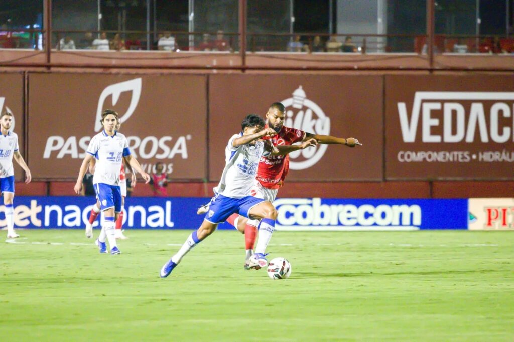 Avaí sofre pressão, perde fora de casa e liga alerta na Série B