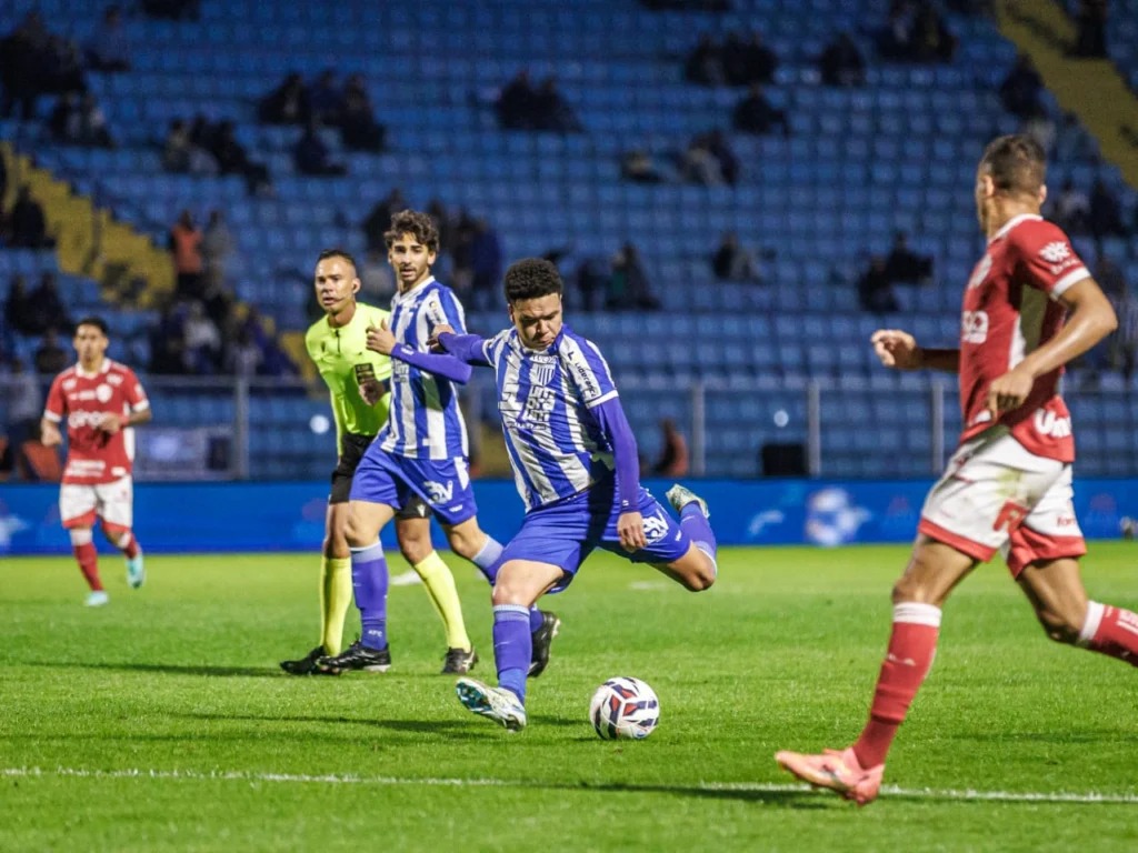 CBF define árbitro para jogo decisivo entre Vila Nova e Avaí na Série B