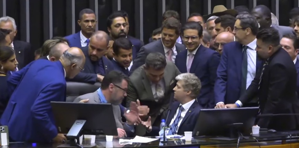 Câmara decide punir deputados após ocupação da Mesa Diretora