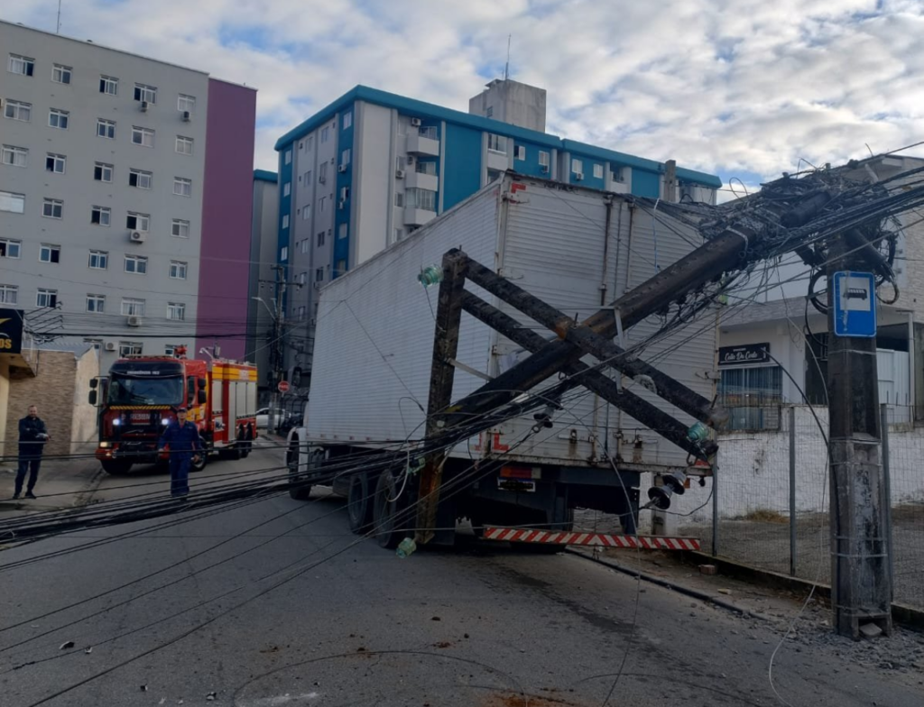 Caminhão bate em poste e deixa trânsito em alerta em São José