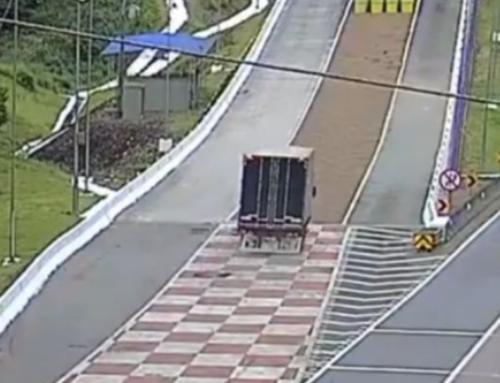 Caminhão perde freio e invade área de escape na BR-376 rumo a SC