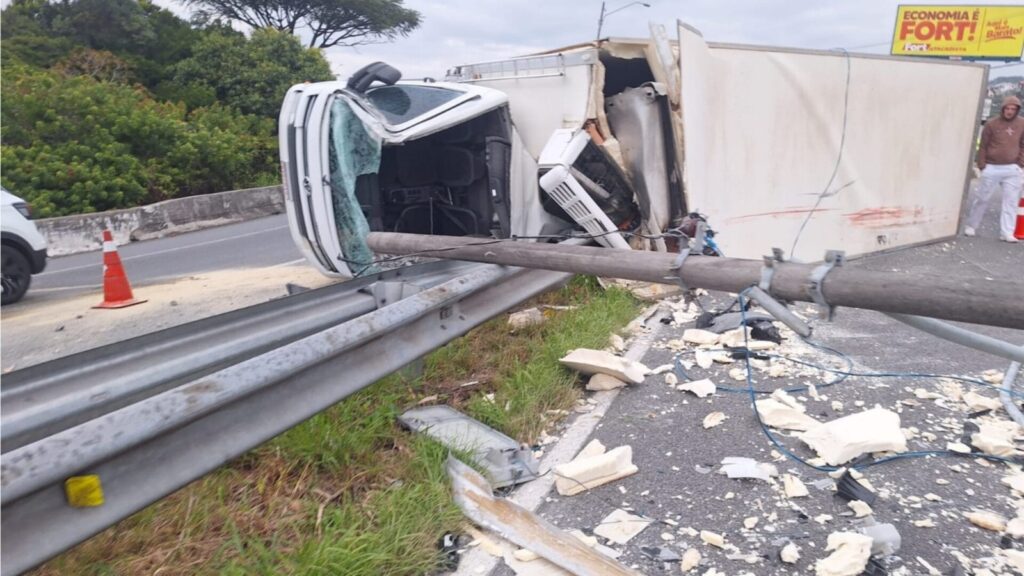 Caminhão tomba na BR-101 e trava trânsito com fila gigante na Grande Florianópolis