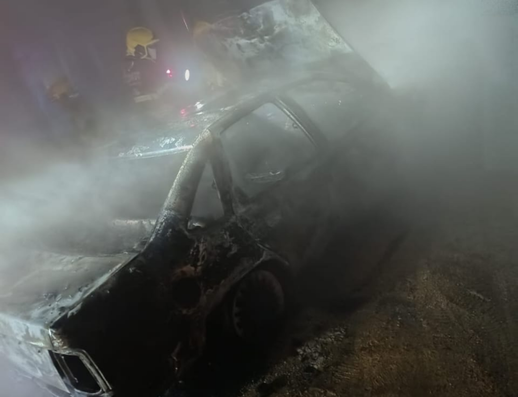 Carro pega fogo durante a madrugada e mobiliza bombeiros no Sul de SC