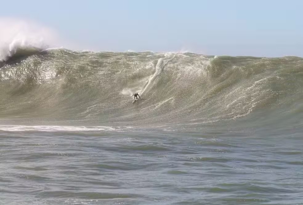 Ciclone pode gerar ondas gigantes e atrair surfistas à “Nazaré Brasileira”
