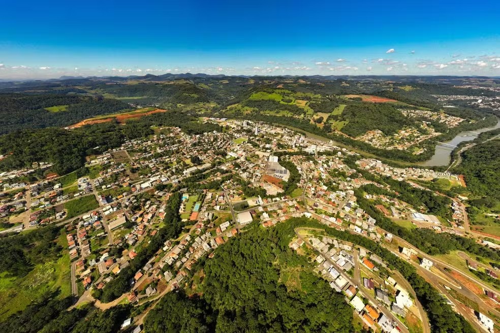 Cidade de SC com menos de 6 mil habitantes surpreende e entra no top 10 do Brasil