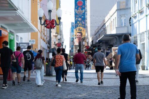 Comércio de SC cresce quase o dobro da média nacional em 2026