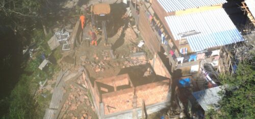 Construções ilegais são derrubadas em área de preservação em São José