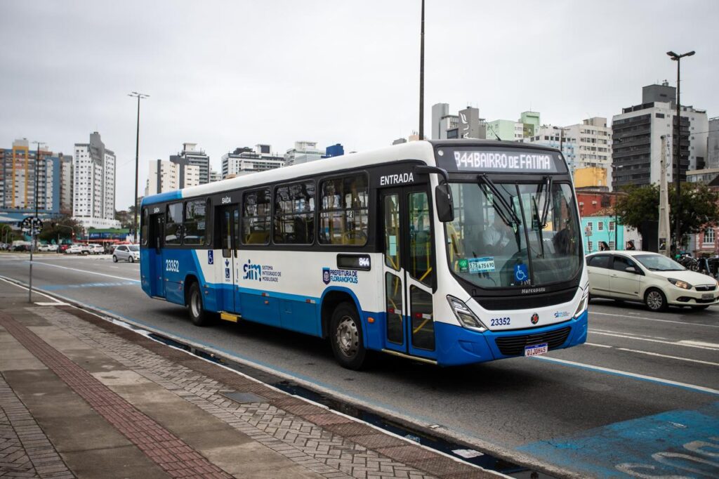 Fim do dinheiro no ônibus muda viagens em Florianópolis e reduz atrasos