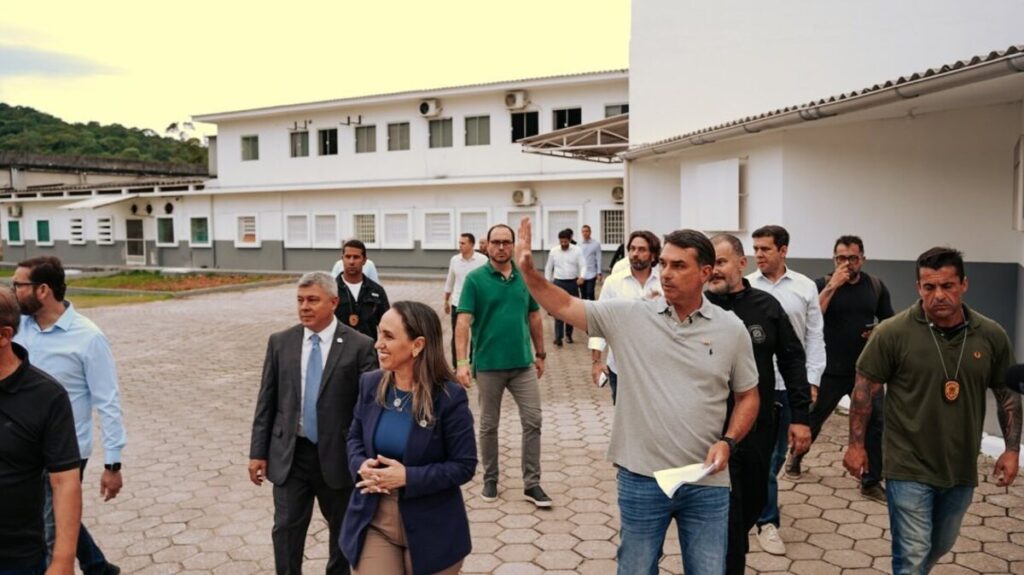 Flávio Bolsonaro elogia SC e dispara contra governo Lula em visita ao Estado - Foto: Reprodução/Redes Sociais/@carlosbolsonaro