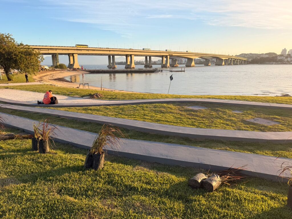 Florianópolis inaugura novo píer em área histórica ligada à Ponte Hercílio Luz