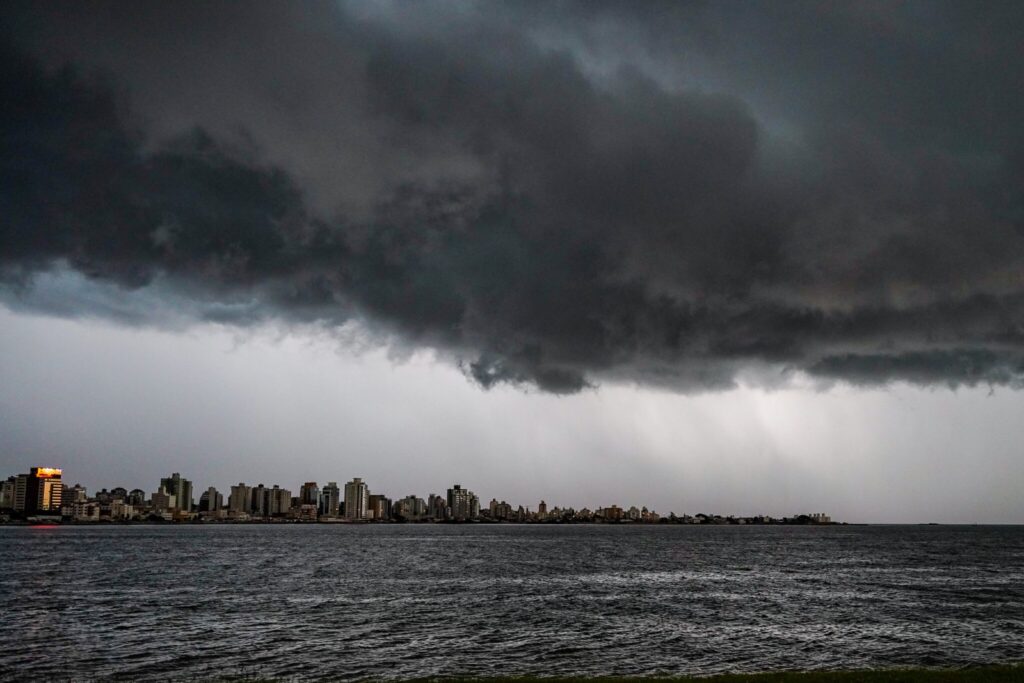 Frio ganha força em SC e vento de até 80 km/h coloca litoral em alerta nesta segunda-feira