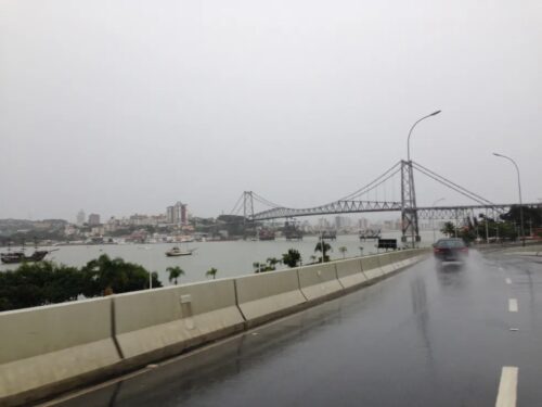 Frio intenso e mar agitado colocam Florianópolis em alerta até sexta