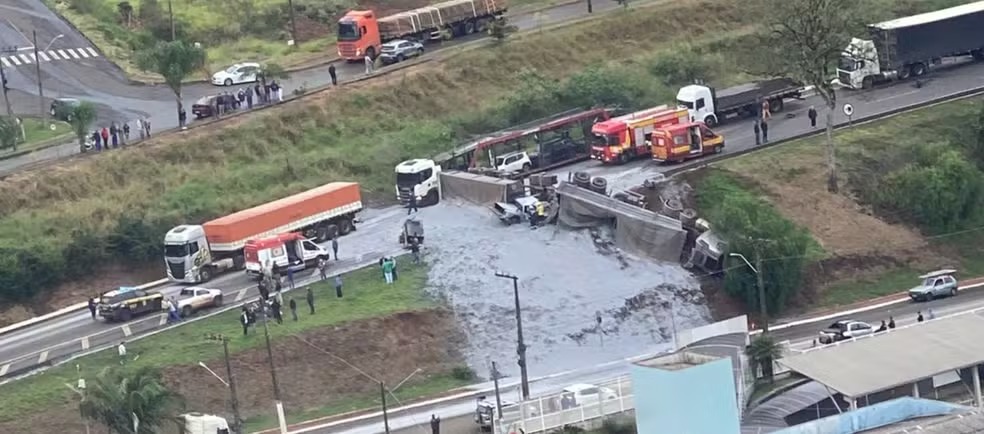 Grave acidente com carreta interdita BR-282 e deixa feridos no Oeste de SC