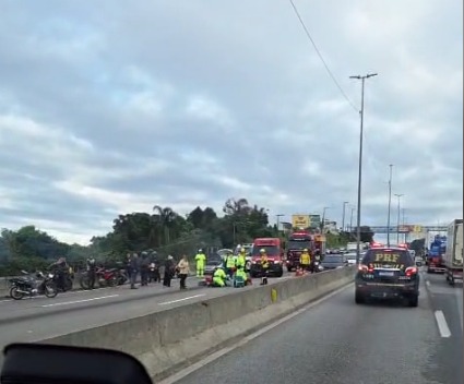 Grave acidente com motos e caminhão trava BR-101 em São José