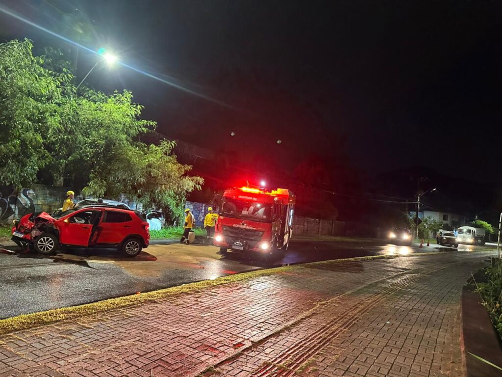 Grave acidente na Grande Florianópolis deixa vítimas presas às ferragens