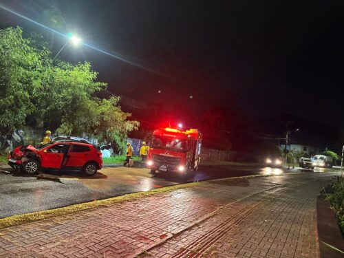 Grave acidente na Grande Florianópolis deixa vítimas presas às ferragens