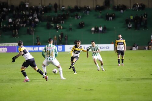 Criciúma segura pressão fora de casa e soma ponto importante na Série B