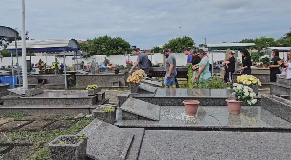 IML troca corpos e famílias enterram vítimas erradas em Florianópolis