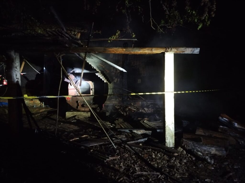 Incêndio atinge aviário durante a madrugada e mobiliza bombeiros em Timbé do Sul