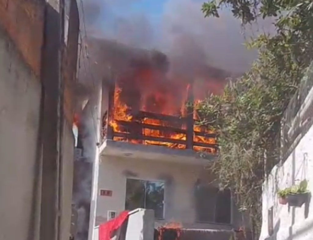 Incêndio atinge casa em Florianópolis e mobiliza bombeiros