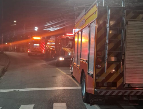 Incêndio atinge lavação e mobiliza bombeiros em Florianópolis