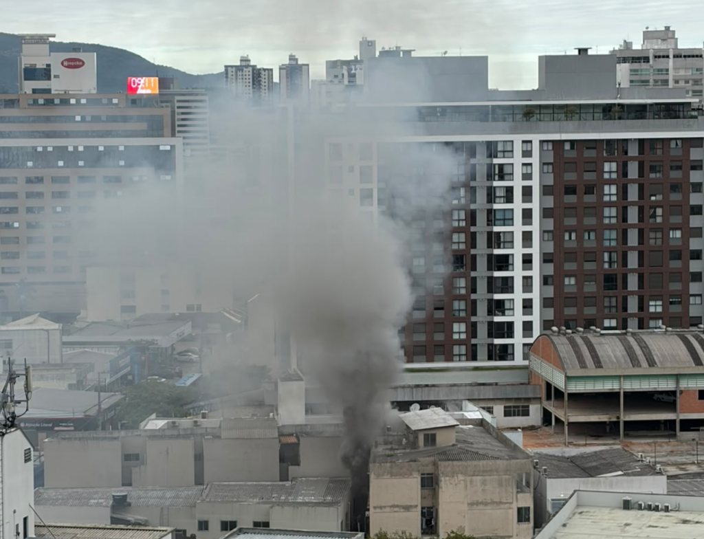 Incêndio em apartamento mobiliza resgate de moradores e gatos em Florianópolis