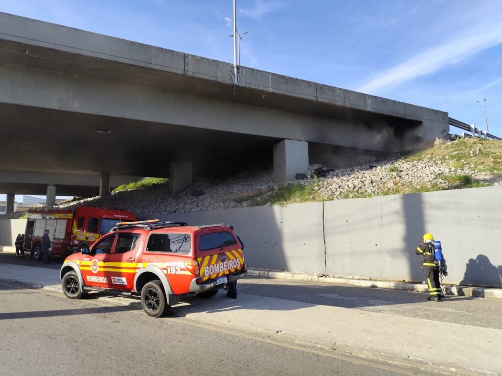 Incêndio embaixo de viaduto mobiliza bombeiros na Grande Florianópolis