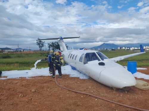 Jato sai da pista em aeroporto de SC e mobiliza bombeiros às pressas
