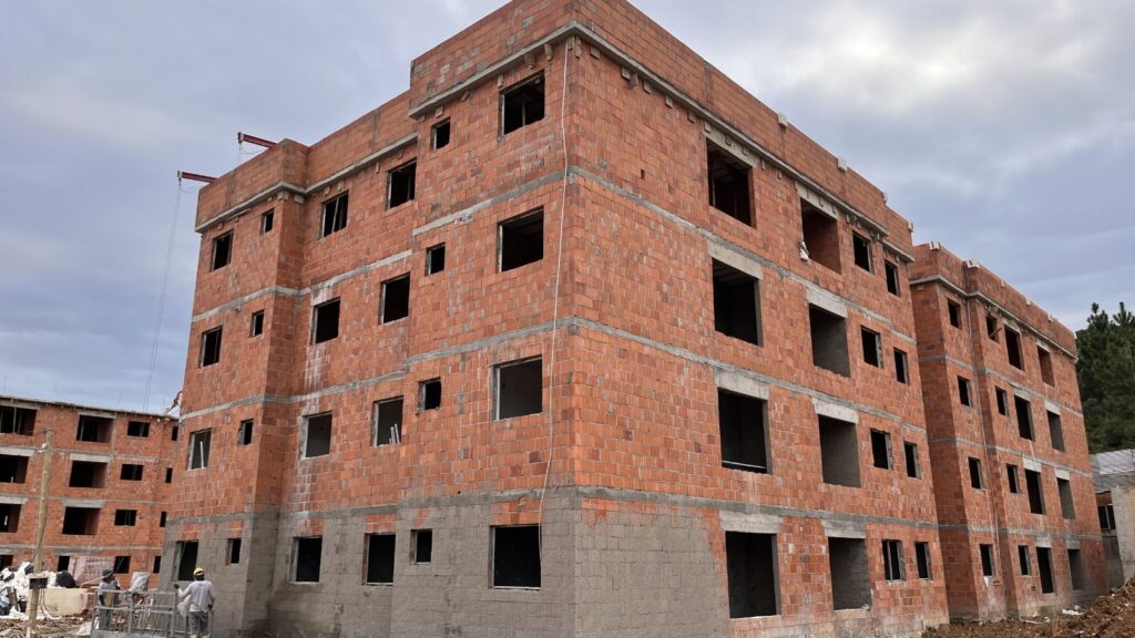 Maior obra habitacional de São José acelera e já passa de 50%