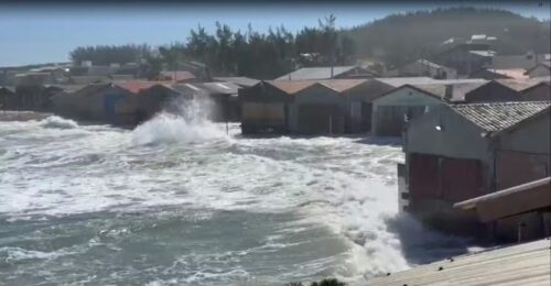 Mar invade barracões de pesca e assusta moradores no Sul de SC