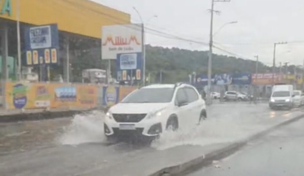 Maré alta invade pista e complica trânsito na SC-405 em Florianópolis