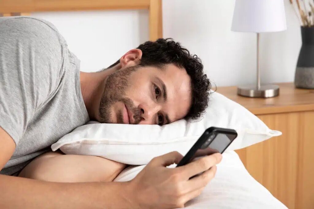 Mexer no celular ao acordar pode estar destruindo sua manhã, alerta especialista