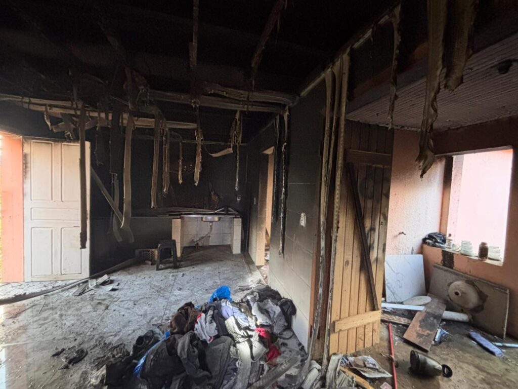 Morador deixa fogão ligado e incêndio atinge parte de casa em Armazém