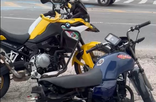 Moto sem freio, placa e farol é flagrada circulando em ponte de Florianópolis