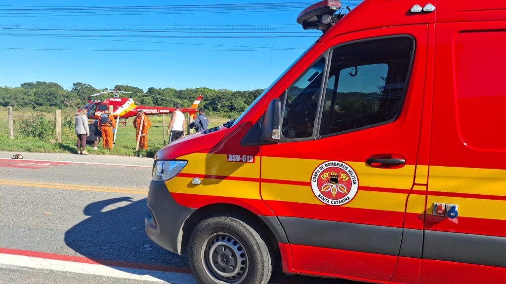 Motociclista é levado de helicóptero após grave acidente em Florianópolis