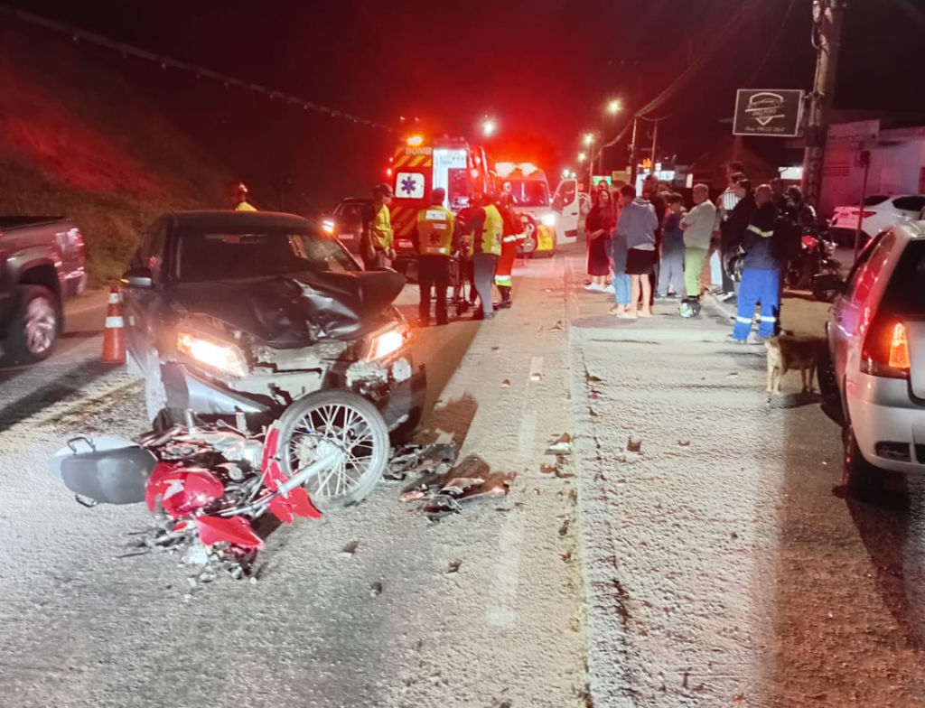 Motociclista fica desacordado após grave colisão na BR-101 em Imbituba - Foto: Divulgação/CBMSC