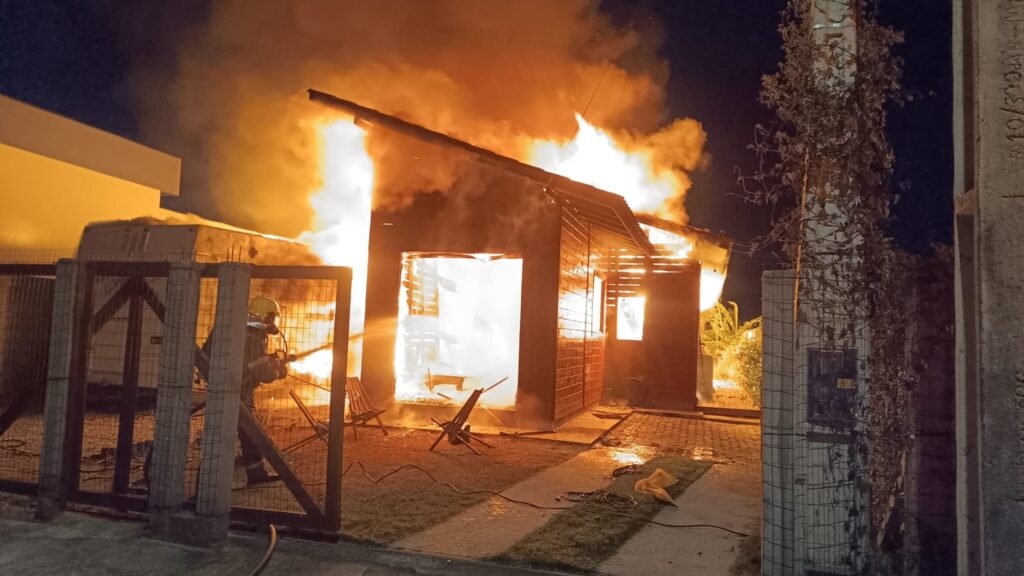 Motor home pega fogo e incêndio atinge casa em Palhoça
