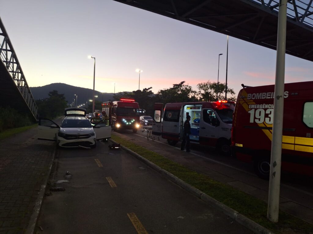 Motorista perde controle e arranca poste em avenida de Florianópolis