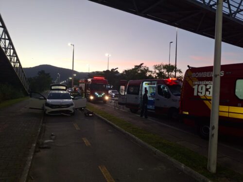 Motorista perde controle e arranca poste em avenida de Florianópolis