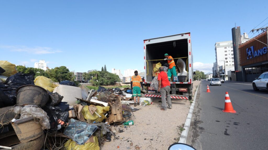Mutirão retira 8 toneladas de lixo do Rio Tubarão e resultado surpreende