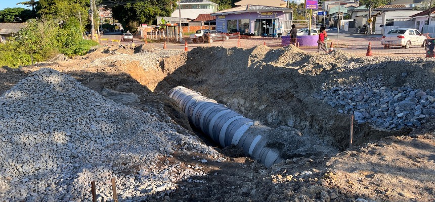 Obra milionária interdita rua e muda trânsito em São José