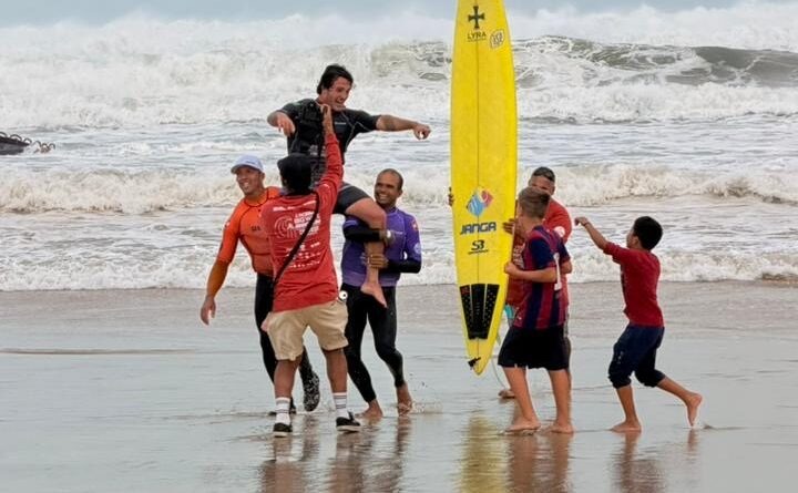 Ondas gigantes agitam Laguna e coroam campeões do surf