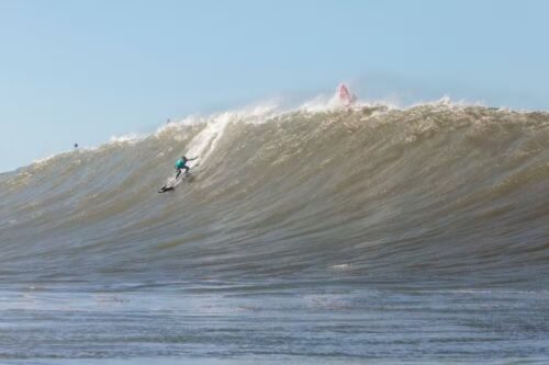 Ondas gigantes em SC: Laguna recebe campeonato de surfe