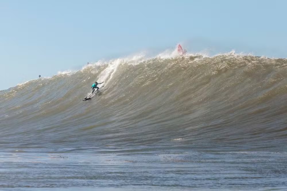 Ondas gigantes em SC: Laguna recebe campeonato de surfe