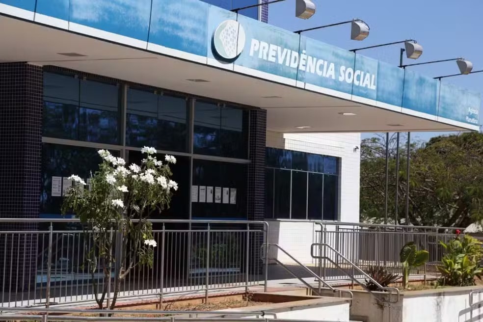 PF encontra dinheiro em sacos de lixo durante operação contra fraude bilionária no INSS