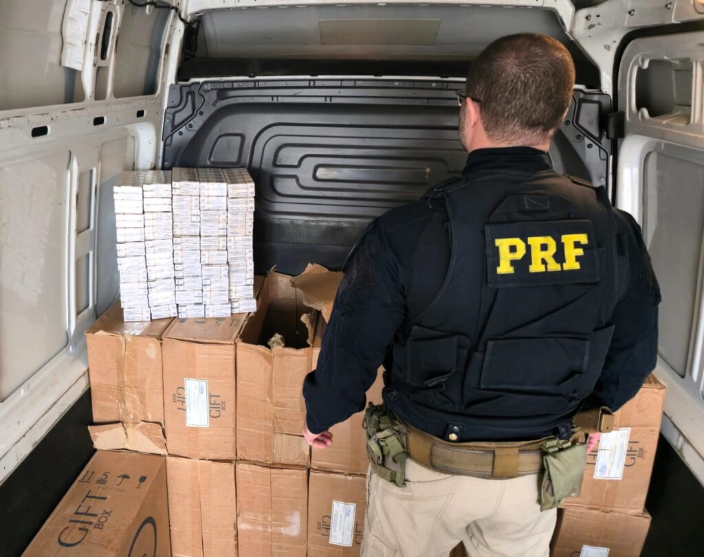 PRF encontra R$ 88 mil e carga milionária de cigarros na BR-101 em SC