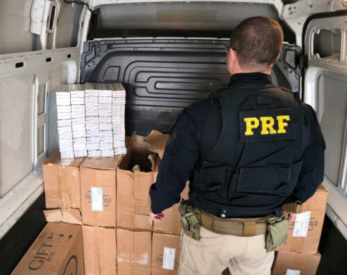PRF encontra R$ 88 mil e carga milionária de cigarros na BR-101 em SC