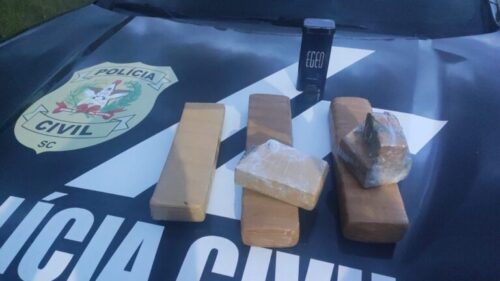 Polícia faz operação contra tráfico na Grande Florianópolis e prende suspeito